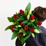 bouquet de lys et de roses rouges