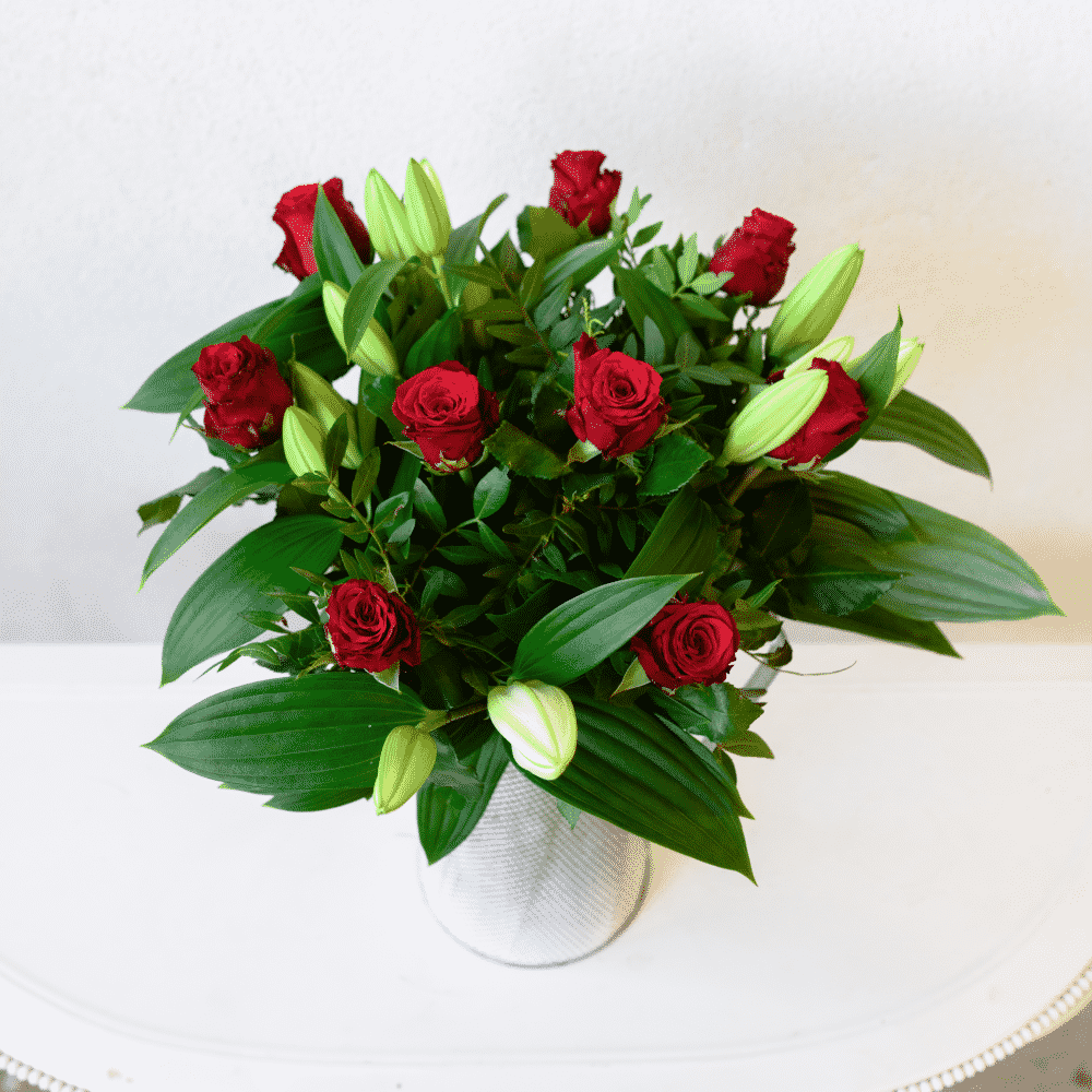 Bouquet de lys et de roses rouges